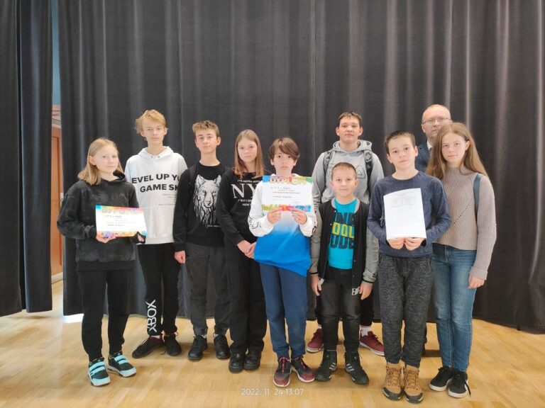 Stojące dzieci i trzymające dyplomy na zawodach w szachy