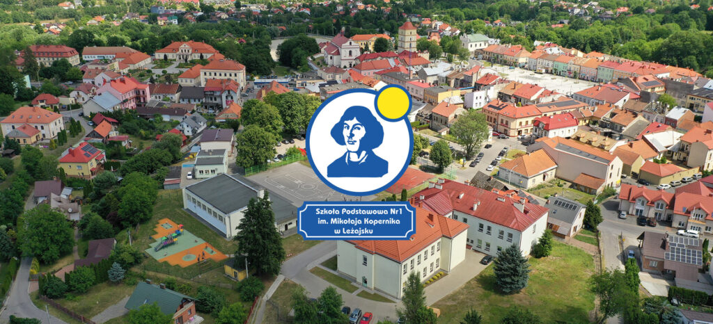 Panorama widok z lotu ptaka budynków ZSP nr 1 w Leżajsku i pobliskiej okolicy. W centrum logo szkoły.