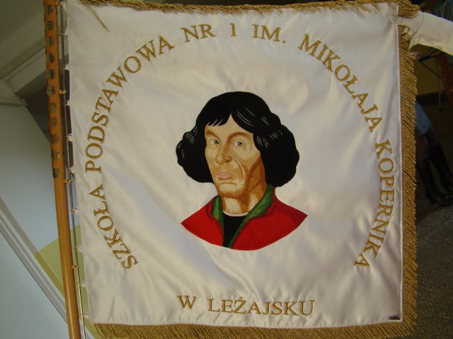 Awers nowego sztandaru z roku 2011 Szkoły Podstawowej im. Mikołaja Kopernika w Leżajsku.