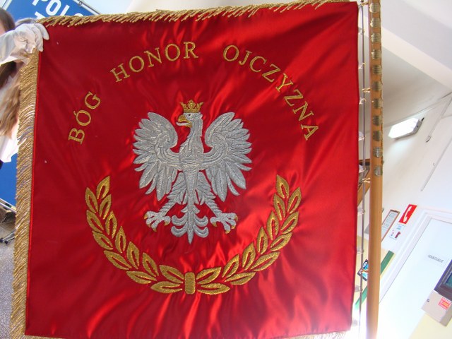 Rewers nowego sztandaru z roku 2011 Szkoły Podstawowej im. Mikołaja Kopernika w Leżajsku.