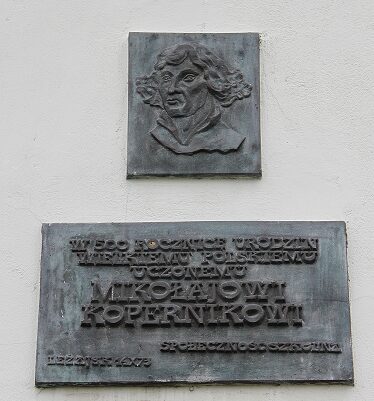 Tablica pamiątkowa patrona szkoły Mikołaja Kopernika